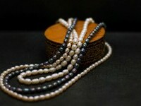 (P) Perlele mini baroque: Ce sunt și cum le poți purta