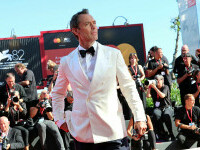 Jude Law, pe covorul roșu de la Veneția. Actorul nu s-a temut să îl interpreteze pe Putin în \