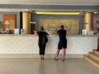 oameni la receptie, litoral