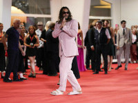 Jason Momoa, în costum și papuci roz pe covorul roșu de la Veneția. Actorul și-a asortat și unghiile. FOTO