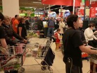 oameni in supermarket