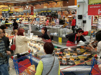 Schimbare majoră pregătită în magazine. Se va aplica la toate alimentele. „Când inflaţia e peste 5%, să intre acest mecanism”