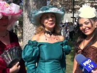 Femei îmbrăcate de epocă