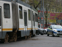 Un tramvai a deraiat în București, după ce a lovit o trotinetă lăsată pe șine