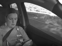 O femeie a făcut accident în timp ce scria mesaje pe telefon, în SUA. „Mi s-a părut foarte ciudat”. VIDEO