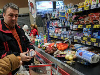 oameni la cumparaturi