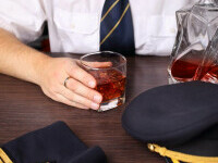 Piloții beți, un alt membru al echipajului drogat, descoperiți după ce un avion de pasageri a ieșit de pe pistă la aterizare