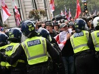 26 de polițiști au fost răniți la protestul lui Tommy Robinson din Londra. 25 de persoane au fost arestate. GALERIE FOTO