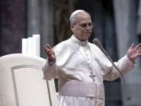 Papa Leon împlinește 70 de ani. Suveranul Pontif a primit un tort de la noul ambasador al SUA la Vatican. FOTO