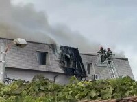 Un incendiu puternic a izbucnit la mansarda unui bloc din Constanța. Un bărbat a fost transportat de urgență la spital. VIDEO