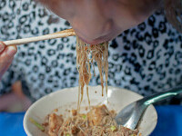 Rețeta succesului: Pui un preț absurd de mare, clienții năvălesc imediat. Un local din China vinde cu 300 $ un bol de tăiței