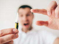 Opt copii din India au ajuns la spital după ce colegii lor de la internat le-au pus lipici în ochi în timp ce dormeau