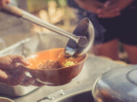 Doi adolescenți trebuie să plătească peste 300.000 de dolari după ce au urinat într-un vas cu supă la un restaurant din China