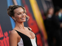 Margot Robbie, apariție spectaculoasă la premiera noului ei film. Ținuta îndrăzneață purtată de actriță. GALERIE FOTO