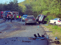 Doi români au murit în Bulgaria după ce trei mașini înmatriculate în România au fost spulberate de un camion