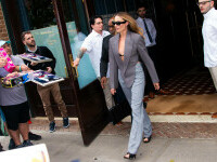 Margot Robbie revine în centrul atenției cu o ținută îndrăzneață pe străzile din New York. GALERIE FOTO