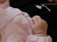 Un bebeluș a murit după ce părinții nu l-au ținut în scaunul de copii, în mașină. Mama și iubitul ei au fost condamnați