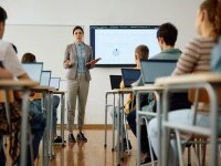 Școlile din Italia impun restricții noi cu privire la codul vestimentar. Regulile sunt mai dure cu fetele decât cu băieții