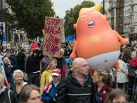 Mii de oameni au protestat la Londra față de vizita de stat a lui Donald Trump: „Migranții sunt bineveniți, el nu”. FOTO