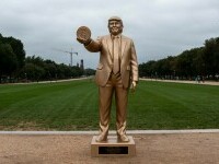 O statuie aurie cu Trump de aproape 4 metri, ținând în mână un Bitcoin, a apărut în fața Capitoliului. Ce semnifică