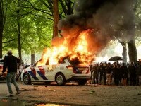 Poliţia olandeză a folosit un tun cu apă împotriva unor protestatari anti-imigraţie. GALERIE FOTO & VIDEO