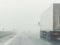Ceața afectează traficul rutier în mai multe județe din țară. Pe Transalpina, circulația este oprită temporar