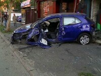 Un congolez beat a intrat cu mașina într-un refugiu de tramvai și un gard. Camerele de supraveghere au surprins accidentul