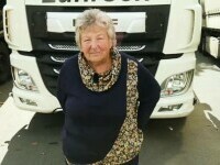 Cea mai în vârstă șoferiță de camion, o taximetristă devenită tiristă. Bunica Rosi ajunge acasă o dată pe săptămână