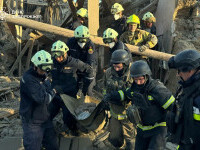 Bombardament rus la Zaporojie, soldat cu trei morți și doi răniți. Corpul unei femei a fost scos dintre dărâmături