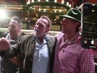 Arnold Schwarzenegger, vedeta surpriză la Oktoberfest: a dirijat fanfara și a ciocnit bere cu participanții