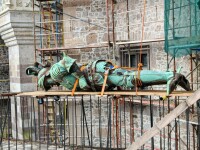 statuie castelul corvinilor