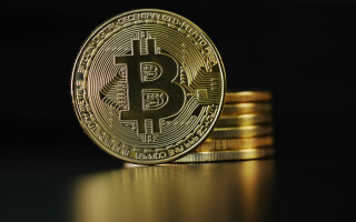 Bitcoin urcă la aproape de dolari. Valoarea criptomonedei s-a majorat cu 40% în 