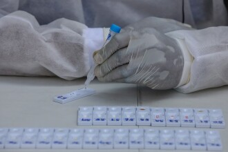 Sute de craioveni merg zilnic să se testeze gratuit la Spitalul Județean. Testele PCR, cumpărate cu bani europeni
