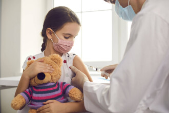 Începe vaccinarea copiilor între 5 şi 11 aniMedic: Iresponsabilitatea adulților a dus la vaccinarea copiilor