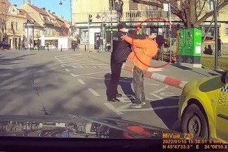 VIDEO. Incident șocant în plină zi, în Sibiu. Un polițist local lovește un om al străzii