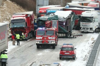 GALERIE FOTO. Carambol cu zeci de mașini și camioane pe o autostradă din Cehia
