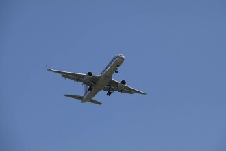 Un avion care zbura pe ruta Miami-Londra a făcut cale întoarsă, după ce o pasageră a refuzat să poarte mască