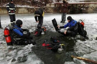 Un adolescent din Brașov a căzut într-un lac după ce gheața de la suprafață a cedat. Este căutat de pompieri și scafandri