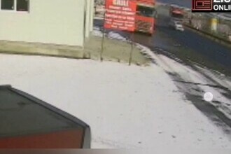 VIDEO Momentul în care o mașină și un TIR se ciocnesc pe DN7, înregistrat de camerele de supraveghere de la o benzinărie