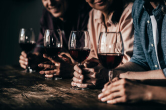 Studiu: Consumul de vin roșu ar putea ajuta organismul să prevină infectarea cu Covid-19