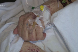 VIDEO şocant: la Spitalul de Arşi din Bucureşti viermii colcăie pe un pacient