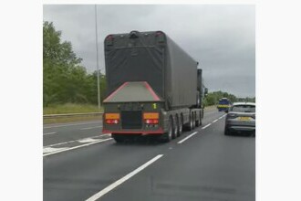 GALERIE FOTO. Camioane misterioase fotografiate în Marea Britanie. Activiștii anti-arme susțin că sunt arme nucleare
