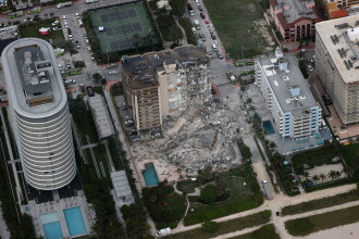 Un bloc cu 12 etaje s-a prăbușit în Florida. Cel puțin o persoană a murit