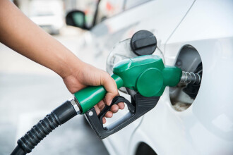 De vineri intră în vigoare reducerea de 50 de bani pe litrul de carburant
