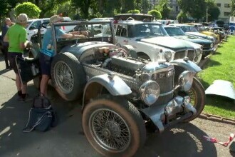 Mașini vechi de până la 100 de ani, la Arad. Bărbat: „Au fost făcute să dureze pentru totdeauna”
