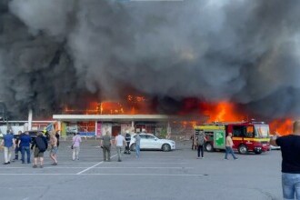 Rusia a lovit cu rachete un mall aglomerat din Ucraina. Cel puțin doi morți și 20 de răniți în clădirea care încă arde. VIDEO