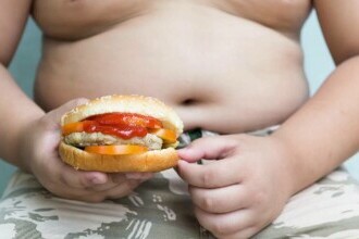 România, pe locul 1 în UE la obezitate infantilă. Medic: „Mulți părinți au impresia că cei mici nu mănâncă suficient”