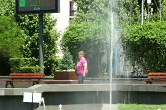 România fierbe în caniculă. Oamenii se descurcă cum pot, animalele de la zoo au parte de îngrijiri speciale