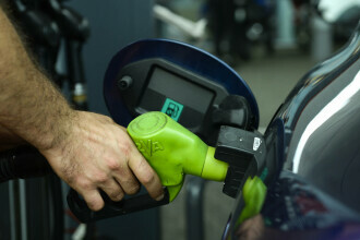 Începând de vineri doar șoferii unguri vor putea cumpăra combustibili la preţuri reduse, în Ungaria