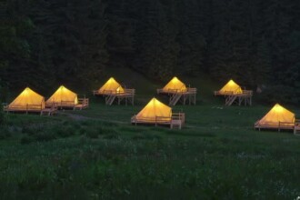 Glamping, conceptul de camping adorat de turiștii care ne vizitează. Prețul unui cort